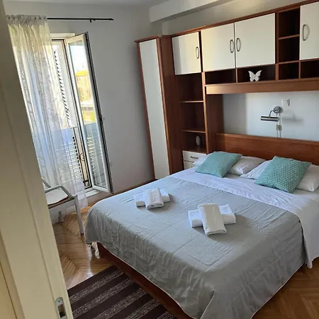 Yakov Free Public Parking And Balcony דירה