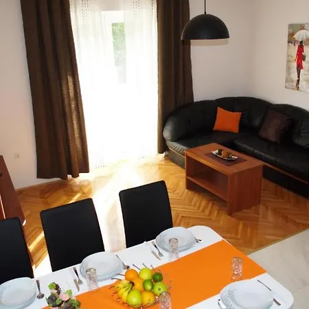 Lägenhet Yakov Free Public Parking And Balcony