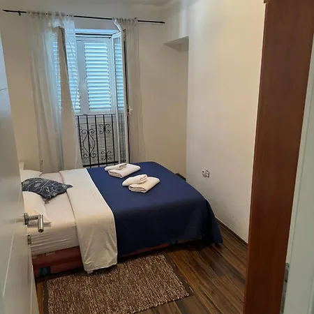 Lägenhet Yakov Free Public Parking And Balcony